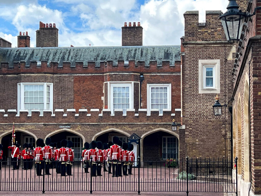 changing of the guard from st james palace london