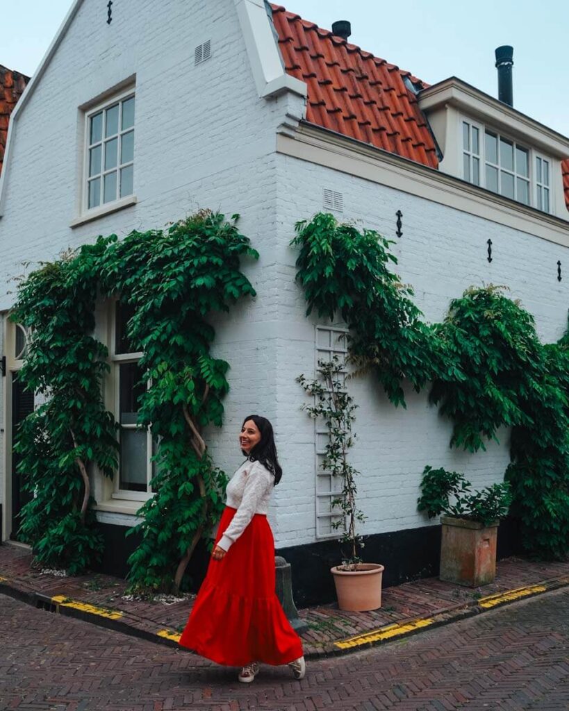 a white building with green leaves and jackie standing out front in naarden netherlands