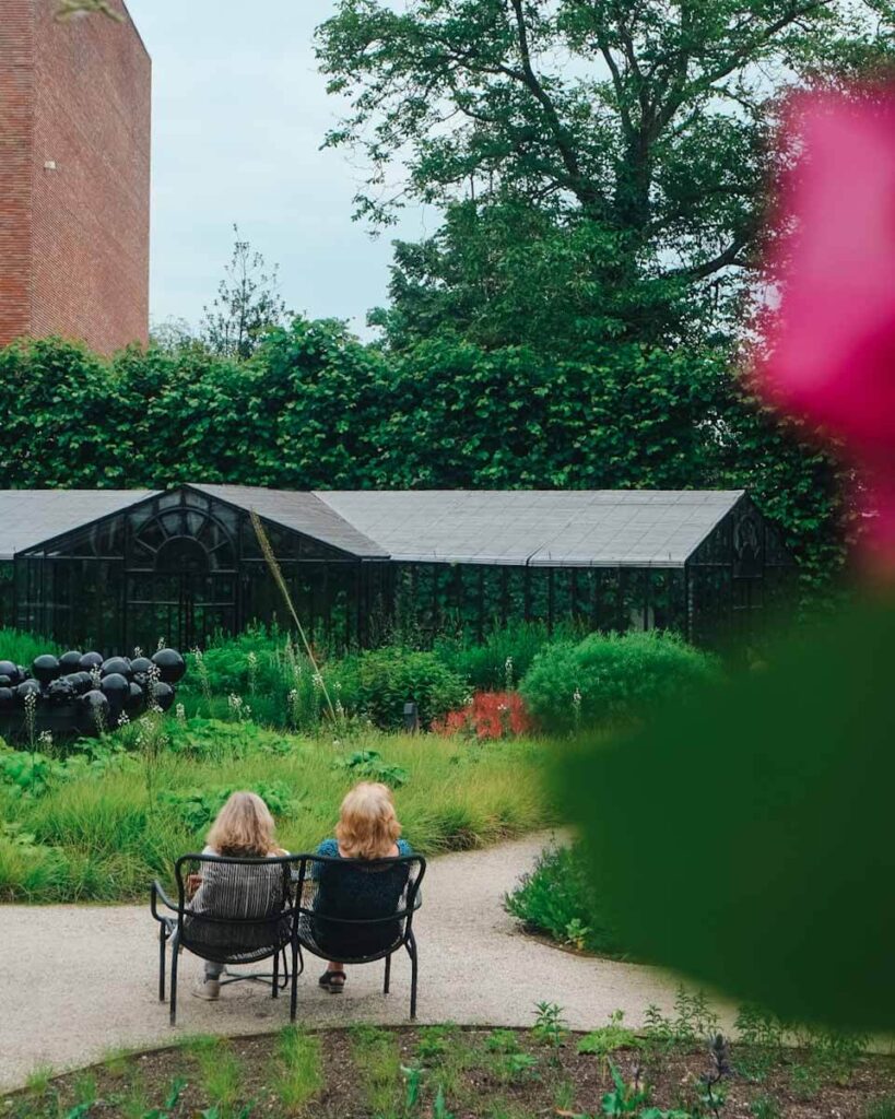 2 females sitting in a garden singer larden museum netherlands