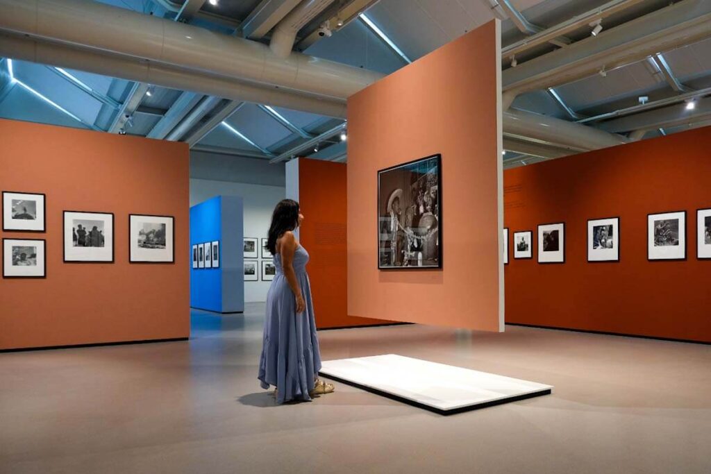 jackie looking at art in cobra museum Amstelveen