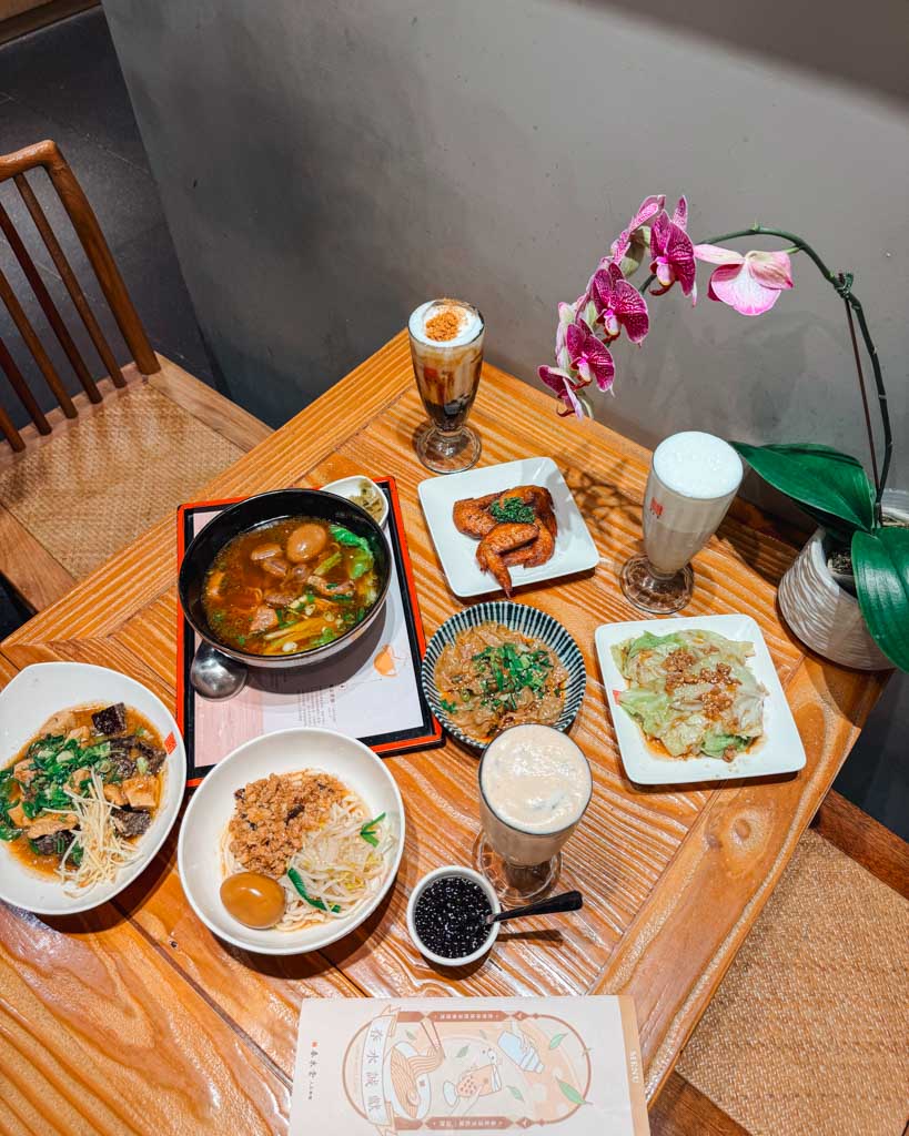 bubble tea and food at Chun Shui Tang in taipei, taiwan
