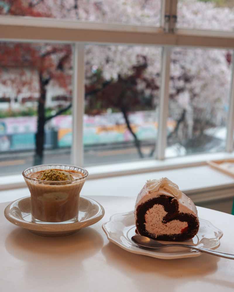 affogato and heart shaped cake at a cafe in seoul called Angbearbake