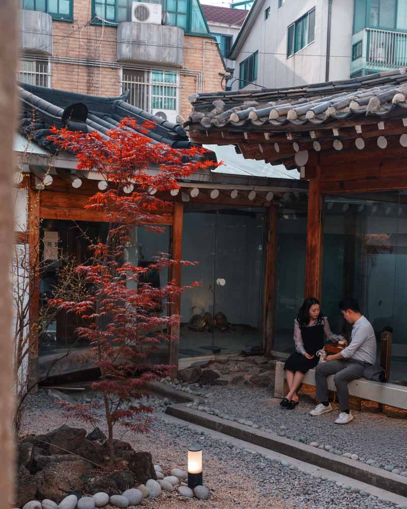 Couple enjoying time in hanok courtyard at Shinleedoga
